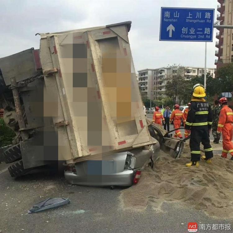 南方都市报:深圳一泥头车侧翻压扁小轿车 1人当场死亡